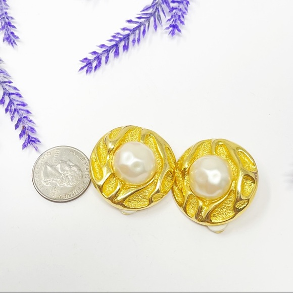 Vintage 80s Ripple Brushed Gold Faux Pearl Cabochon Disc Clip On Earrings - Picture 3 of 5
